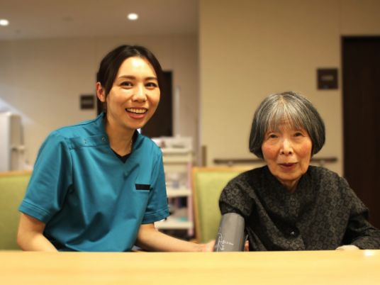 介護スタッフと入居者