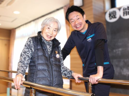 笑顔のスタッフと入居者の様子