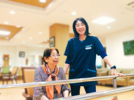 笑顔で談笑する様子の機能訓練室