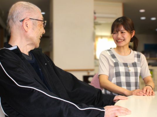 会話するスタッフと利用者