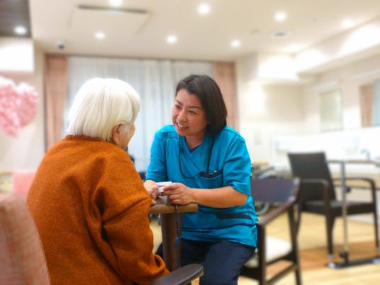 明るい室内での対話