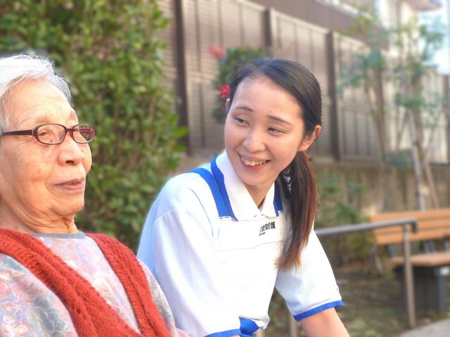 穏やかな庭の様子 庭 穏やかな雰囲気の中、スタッフが温かく利用者を見守ります。リラックスしながら日光浴が楽しめます。