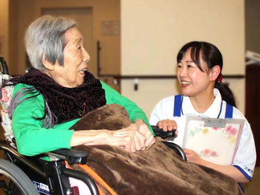 笑顔のスタッフと利用者の会話