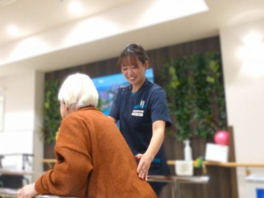 スタッフによる介助の様子