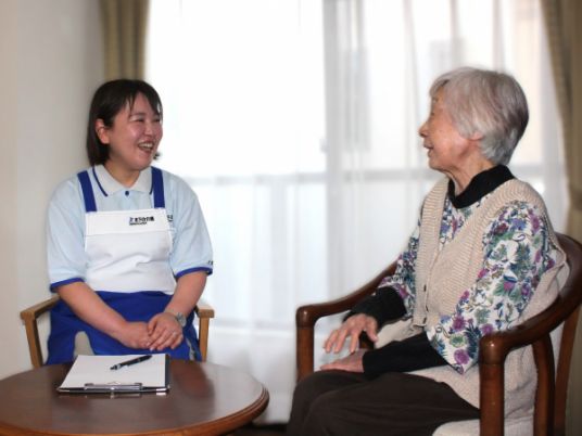 会話するスタッフと入居者
