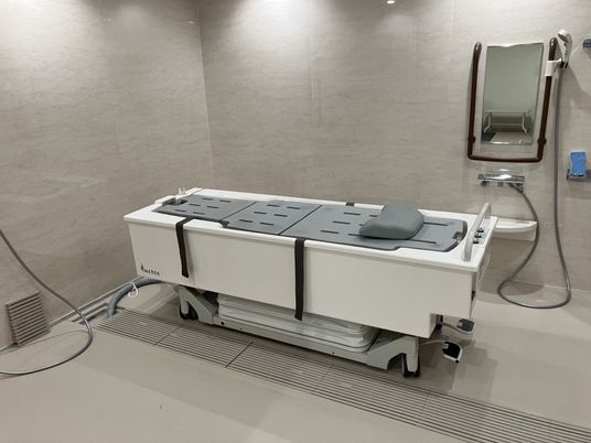 介護用浴槽の浴室