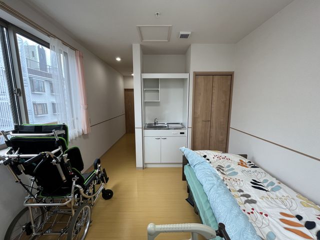 車椅子対応の居室 居室 自然光が心地よく入る居室です。車椅子でも移動しやすい広さが確保されています。