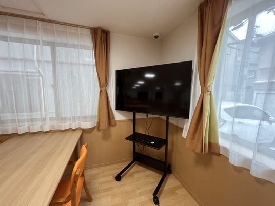 テレビとテーブルがある部屋