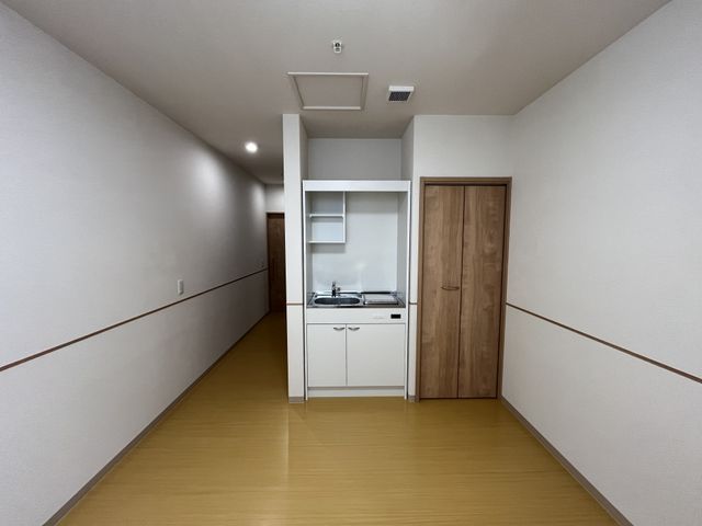 シンプルな居室 居室 コンパクトな居室には、シンプルなキッチンが設置されています。清潔感のある空間です。