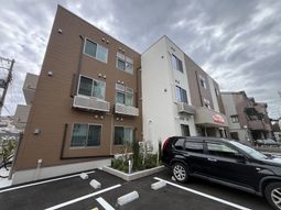 駐車場がある建物の外観
