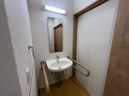 手すり付きの洗面台