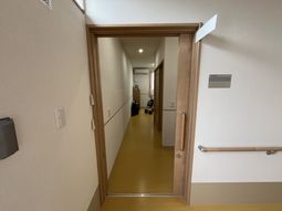 ドアの先の廊下