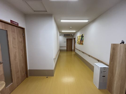 手すり付きの廊下