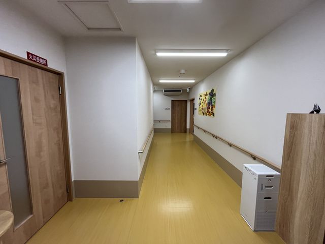 手すり付きの廊下 廊下 手すりが設置された長い通路です。十分な広さがあり、歩行に不安がある方も安心して移動できます。
