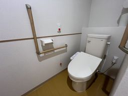 手すり付きのトイレ