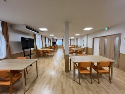 広々とした空間の食堂