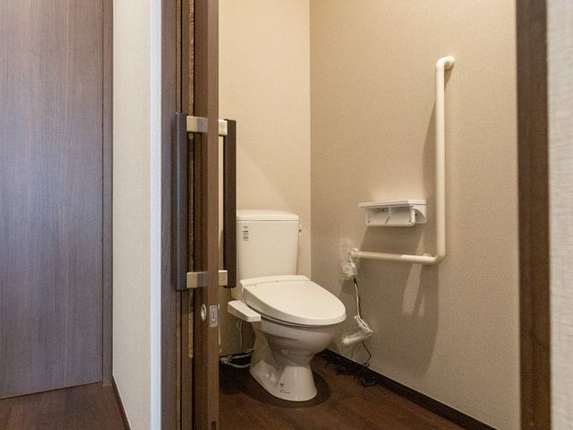 安心のトイレ空間 トイレ 落ち着いた色調で設計されたトイレです。手すりがあり、移動がしやすくなっています。