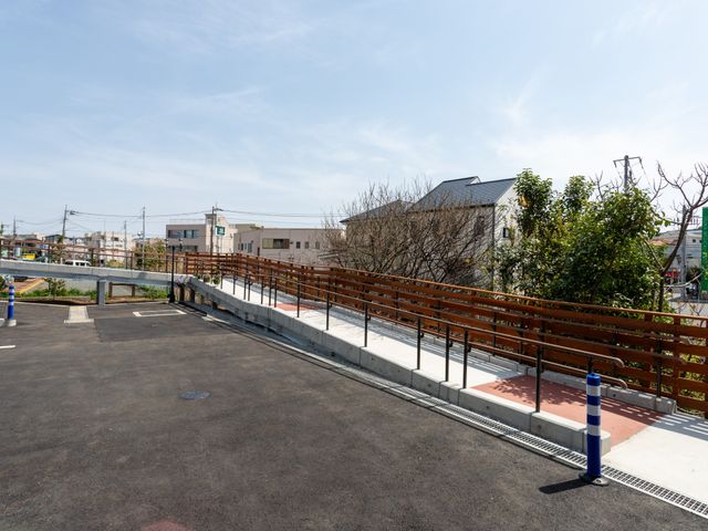 空の下の広い庭 庭 青空のもと、開放的な庭は心地よい散策が楽しめます。リフレッシュに最適なスペースです。