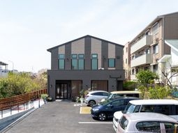 駐車場のある外観