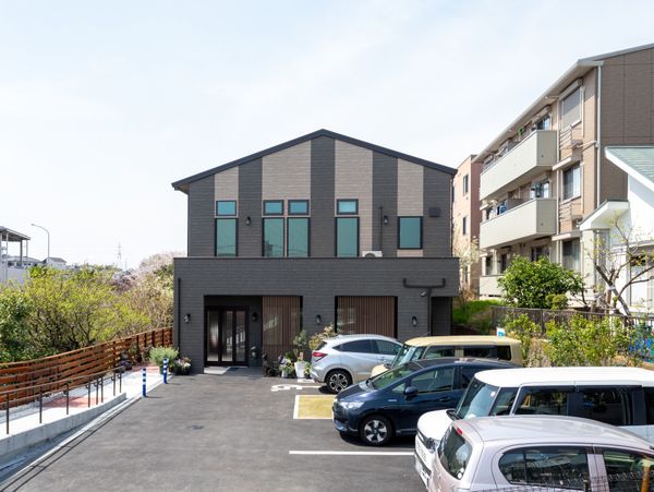 駐車場のある外観