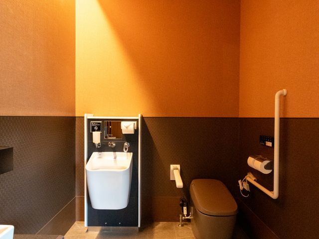 広々としたトイレ トイレ 広々としたトイレは、明るく清潔な空間になっており、安心して利用できます。