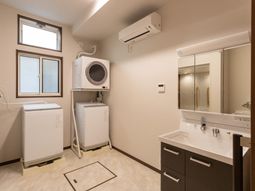 洗濯機と洗面台のある部屋