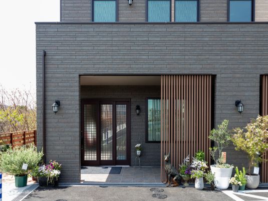 植物が飾られた建物外観