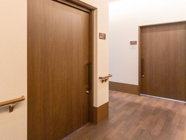広い廊下 廊下 広々とした廊下は、手すりが設置されており、安全に移動できます。