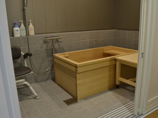 自然な木の浴槽
