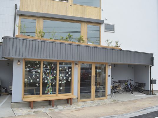 自転車が置かれた外観
