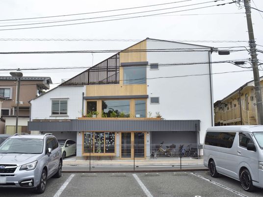 白くモダンな建物外観