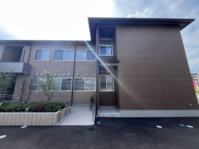 明るい外観の建物