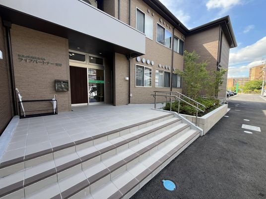 円滑な出入りが可能な建物外観