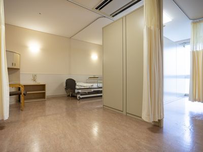 ベッドが置かれた居室