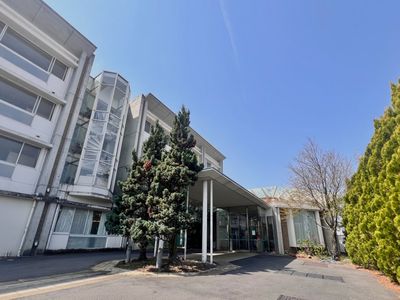 木々のある建物の外観