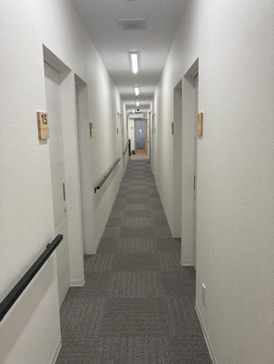 明るい通路の廊下