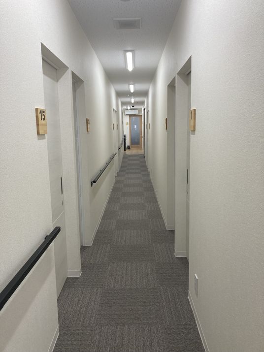 明るい通路の廊下