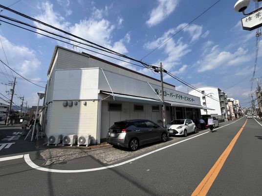 通りに面した建物の外観