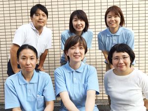 笑顔の職員集合  