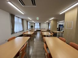 温かな木目調のダイニング