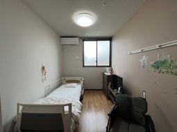 明るい個室の居室
