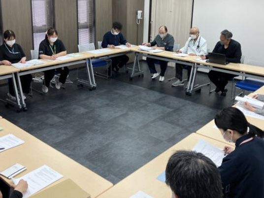 会議中の多目的室  