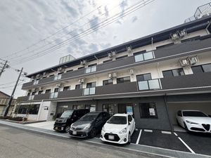 建物正面の駐車エリア