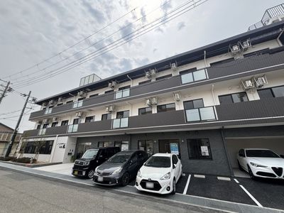 建物正面の駐車エリア