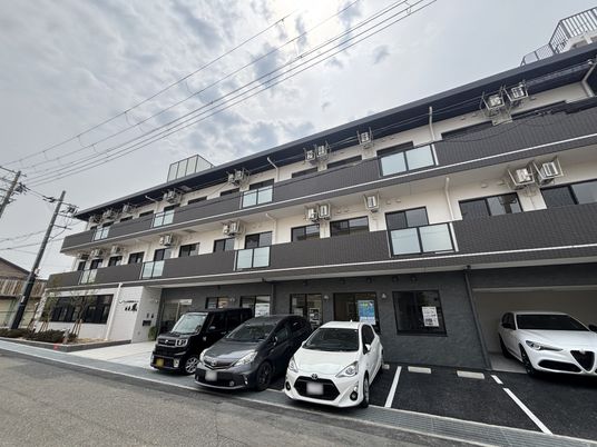 建物正面の駐車エリア