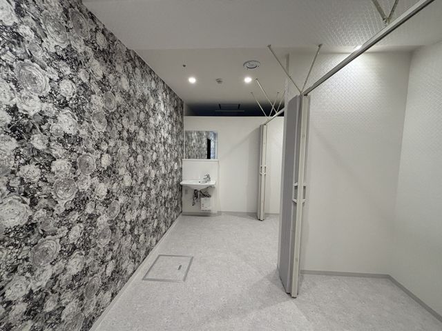 洗面台のある多目的室 多目的室 スタイリッシュなデザインの多目的スペースです。壁紙が個性的で、使いやすい洗面台があります。