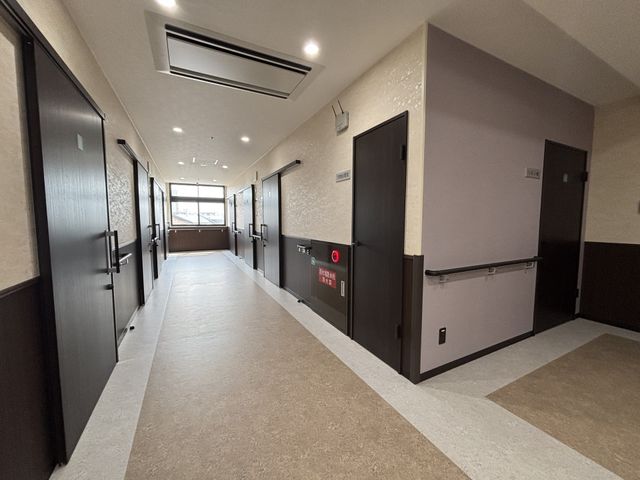 居室廊下 廊下 自然光が差し込む広々とした廊下です。人が通る際もゆったりと感じられます。