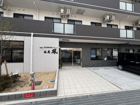看板がある建物正面