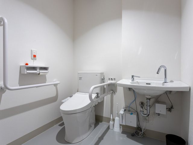 広いトイレスペース トイレ ゆったりとしたトイレスペースで、手すりが設置され安全に配慮されています。清潔な印象です。