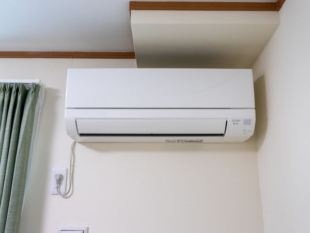 壁面に取り付けられた空調 エアコン 快適な室内環境を提供するためのエアコンが備え付けられています。手入れが行き届いた設備です。